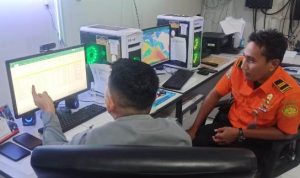 Basarnas sedang memantau perkembangan situasi melalui layar laptop kondisi di perairan Arafura – Surya Papua/IST