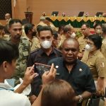 Bupati Merauke, Romanus Mbaraka berikan keterangan pers kepada sejumlah wartawan – Surya Papua/Frans Kobun
