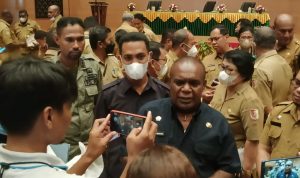 Bupati Merauke, Romanus Mbaraka berikan keterangan pers kepada sejumlah wartawan – Surya Papua/Frans Kobun