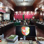 Bupati Merauke, Romanus Mbaraka sedang membahas aset pesawat bersama DPRD Merauke – Surya Papua/Ichal Ukat