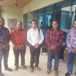 Direktur PLI, Samuel Tabuni bersama timnya sedang foto bersama – Surya Papua/Frans Kobun