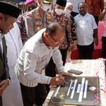 Wakil Bupati Merauke, H. Riduwan sedang menandatangani prasasti sebagai tanda bangunan FKUB digunakan – Surya Papua/Yulianus Bwariat