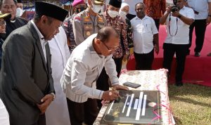 Wakil Bupati Merauke, H. Riduwan sedang menandatangani prasasti sebagai tanda bangunan FKUB digunakan – Surya Papua/Yulianus Bwariat