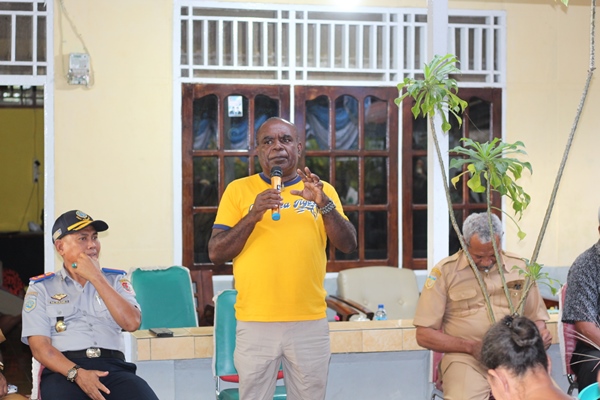 Bupati Merauke, Romanus Mbaraka sedang bicara saat dialog bersama masyarakat di Gudang Arang – Surya Papua/Frans Kobun