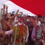 Euforia penyambutan Bupati Merauke, romanus Mbaraka di Bandara Mopah – Surya Papua/Frans Kobun