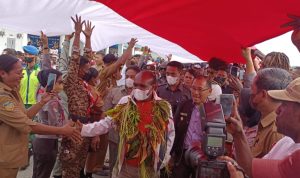 Euforia penyambutan Bupati Merauke, romanus Mbaraka di Bandara Mopah – Surya Papua/Frans Kobun