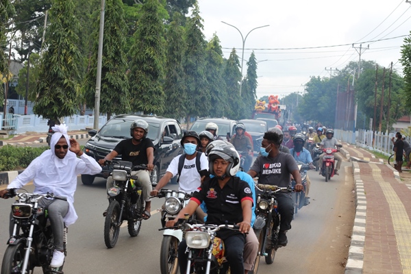 Konvoi kendaraan roda dua dan empat sepanjang jalan – Surya Papua/Frans Kobun