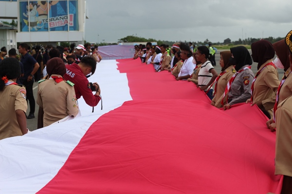 Bendera raksana Merah Putih yang dibentangkan di Bandara MopahMerauke- Surya Papua/Frans Kobun
