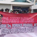 Spanduk yang dibentangkan di dalam area Bandara Mopah Merauke – Surya Papua/Frans Kobun