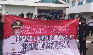 Spanduk yang dibentangkan di dalam area Bandara Mopah Merauke – Surya Papua/Frans Kobun