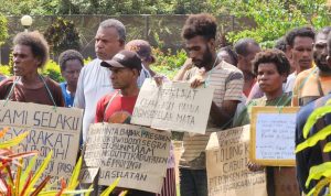 Sejumlah spanduk yang dibawakan saat aksi demonstrasi di Maam kemarin – Surya Papua/IST
