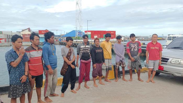 Sepuluh ABK yang selamat setelah KM Setia Makmur tenggelam – Surya Papua/IST