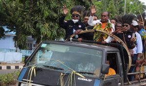 Bupati Merauke, Romanus Mbaraka sedang melambaikan tangan saat konvoi – Surya Papua/Frans Kobun