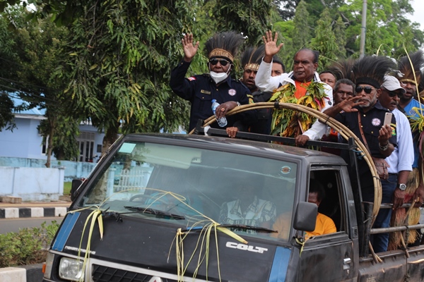 Bupati Merauke, Romanus Mbaraka sedang melambaikan tangan saat konvoi – Surya Papua/Frans Kobun
