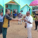 Penyerahan dana oleh Bupati Merauke, Romanus Mbaraka kepada salah seorang pengurus gereja – Surya Papua/Frans Kobun