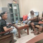 Yustinus Walinaulik, salah satu pemilik ulayat di Maan sedang diwawancarai – Surya Papua/IST