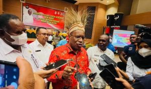 Wakil Menteri Dalam Negeri, John Wempi Wetipo berikan keterangan pers – Surya Papua/Frans Kobun