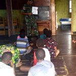 Babinsa Koramil 1707-08 Agats- Kodim 1707 Merauke, Sertu Tamyis Hudin sedang mengajar – Surya Papua/IST