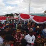 Masyarakat saat menyambut Mendari, Tito Karnavian di Kantor Bupati Merauke – Surya Papua/Frans Kobun