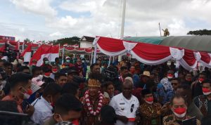 Masyarakat saat menyambut Mendari, Tito Karnavian di Kantor Bupati Merauke – Surya Papua/Frans Kobun