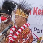 Mendagri, Tito Karnavian sedang berikan keterangan pers kepada sejumlah wartawan di halaman Kantor Bupati Merauke – Surya Papua/Frans Kobun