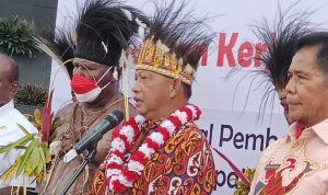 Mendagri, Tito Karnavian sedang berikan keterangan pers kepada sejumlah wartawan di halaman Kantor Bupati Merauke – Surya Papua/Frans Kobun