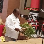 Bupati Merauke, Romanus Mbaraka saat melantik Kepala Distrik Anim Ha bersama sekretaris, kepala seksi serta tiga kepala kampung di auditorium kantor bupati – Surya Papua/Frans Kobun