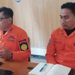 Kepala Kantor Pencarian dan Pertolongan Merauke, Supriyanto Ridwan (kiri) sedang berikan keterangan pers kepada sejumlah wartawan – Surya Papua/Frans Kobun