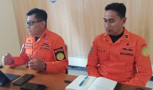 Kepala Kantor Pencarian dan Pertolongan Merauke, Supriyanto Ridwan (kiri) sedang berikan keterangan pers kepada sejumlah wartawan – Surya Papua/Frans Kobun