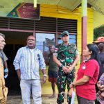 Bupati Merauke saat melakukan pembagian Bendera Merah Putih di Kampung Kaliki, Distrik Kurik – Surya Papua/Ichal Ukat