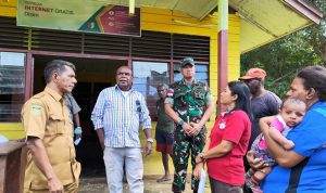 Bupati Merauke saat melakukan pembagian Bendera Merah Putih di Kampung Kaliki, Distrik Kurik – Surya Papua/Ichal Ukat