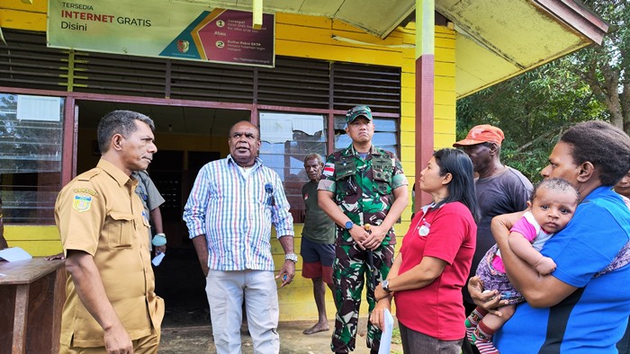 Bupati Merauke saat melakukan pembagian Bendera Merah Putih di Kampung Kaliki, Distrik Kurik – Surya Papua/Ichal Ukat