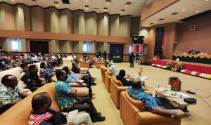Bupati Merauke, Romanus Mbaraka sedang melakukan pertemuan bersama RT/RW di kantor bupati tadi pagi – Surya Papua/Ichal Ukat