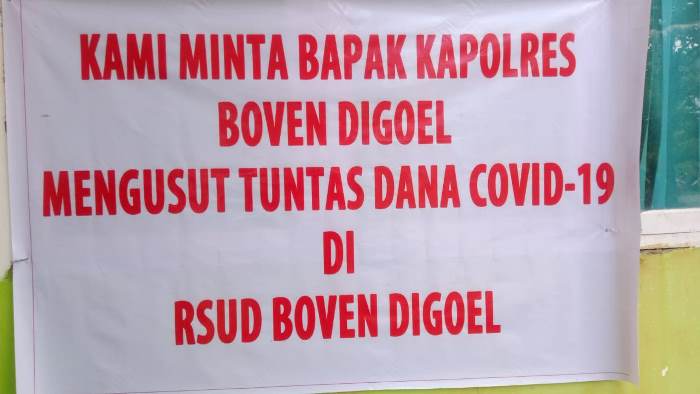 Spanduk desakan kepada Kapolres Boven Digoel untuk mengusut dana covid-19 di RSUD Boven Digoel – Surya Papua/IST