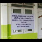 Salah satu tulisan yang dibentangkan di pintu Dirut RSUD sehubungan dengan penolakan pelaksana tugas – Surya Papua/IST
