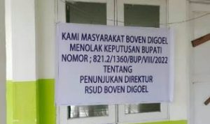 Salah satu tulisan yang dibentangkan di pintu Dirut RSUD sehubungan dengan penolakan pelaksana tugas – Surya Papua/IST