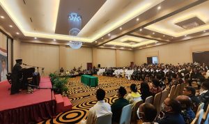 Bupati Merauke, Romanus Mbaraka sedang memberikan sambutan usai melantik melantik pejabat Eselon II, III dan IV di Swiss belhotel – Surya Papua/Ichal Ukat