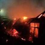 Api yang melalap dua rumah sewa di Gang Bhakti, Kelurahan Maro – Surya Papua/Frans Kobun
