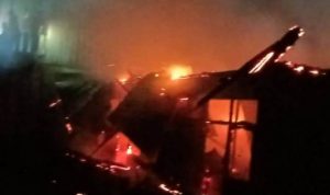 Api yang melalap dua rumah sewa di Gang Bhakti, Kelurahan Maro – Surya Papua/Frans Kobun