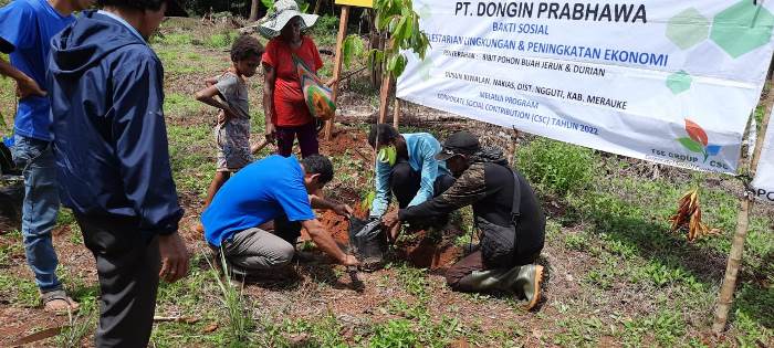 Penanaman salah satu bibit tanaman oleh masyarakat setelah penyerahan – Surya Papua/IST