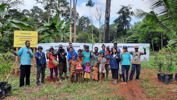 Foto bersama pihak perusahan bersama ketua marga serta masyarakat setempat – Surya Papua/IST