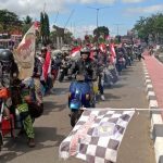 Bupati Merauke, Romanus Mbaraka sedang mengangkat bendera melepas bikers menuju Boven Digoel – Surya Papua/Yulianus Bwariat