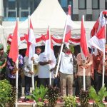Penancapan Bendera Merah Putih oleh Mendagri, Tito Karnavian bersama pejabat dari provinsi serta empat bupati di Selatan Papua – Surya Papua/Frans Kobun