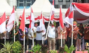 Penancapan Bendera Merah Putih oleh Mendagri, Tito Karnavian bersama pejabat dari provinsi serta empat bupati di Selatan Papua – Surya Papua/Frans Kobun