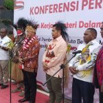 Mendagri, Tito Karnavian sedang memberikan keterangan pers kepada sejumlah wartawan – Surya Papua/Frans Kobun