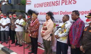 Mendagri, Tito Karnavian sedang memberikan keterangan pers kepada sejumlah wartawan – Surya Papua/Frans Kobun