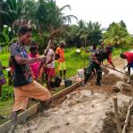 Babinsa Kimaam bersama masyarakat Kampung Woner sedang melakukan pengecoran jalan – Surya Papua/IST