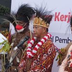 Bupati Merauke, Romanus Mbaraka sedang damping Mendagri saat memberikan keterangan pers – Surya Papua/Frans Kobun