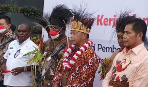 Bupati Merauke, Romanus Mbaraka sedang damping Mendagri saat memberikan keterangan pers – Surya Papua/Frans Kobun