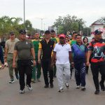 gebyar 1 Bupati Merauke, Romanus Mbaraka bersama Muspida dan masyarakat saat ikut jalan santai – Surya Papua/IST